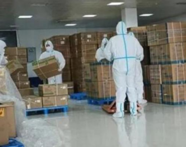 為保供，消防員利用手動液壓搬運(yùn)車調(diào)運(yùn)物資
